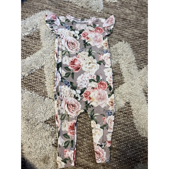 Posh Peanut Other - Posh Peanut Cassie 12-18 Month Ruffle Sleeve Outfit